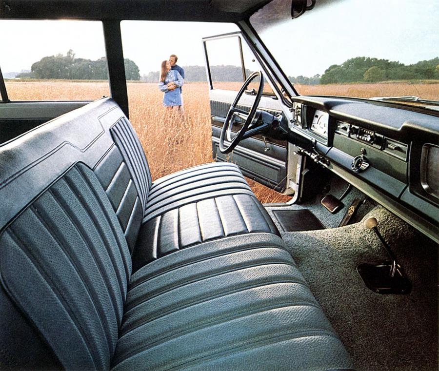 Интерьер Jeep Wagoneer 1970 года  (фото 3 из 3)